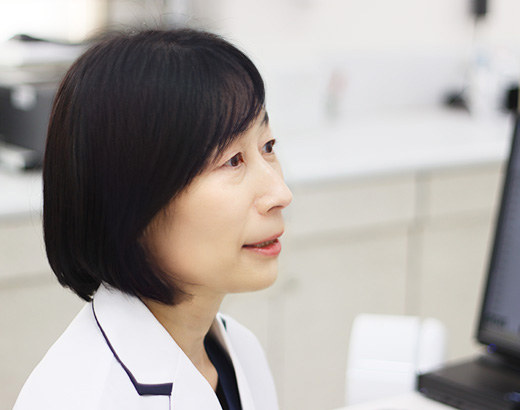 女性の泌尿器科専門医の診察